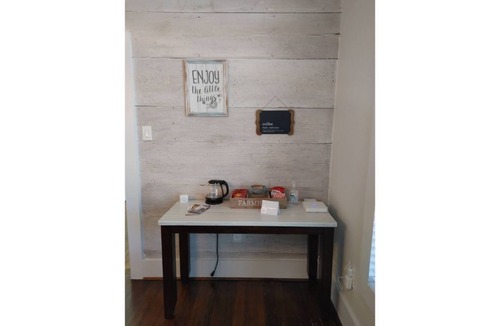 Brenham Cottage | The Cottage on Main