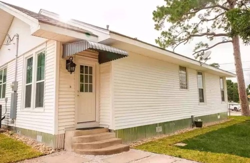 Brenham Cottage | The Cottage on Main