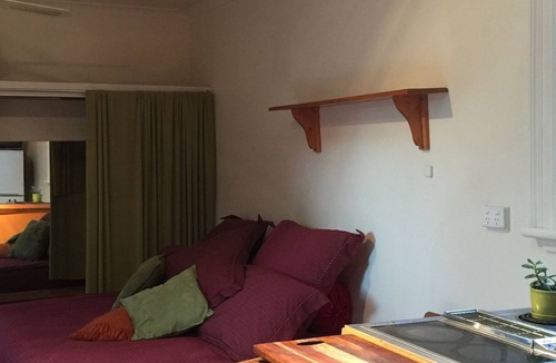 Williamstown Apartment | The Cottage, Studio Accommodation