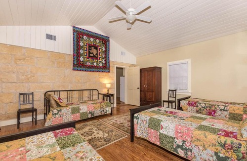 Fredericksburg House | The Cottages at One Quilt Place