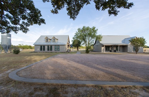 Ledbetter House | The Cottages at Turkey Creek - 'The Big Cottage' - 12 minutes from Round Top!