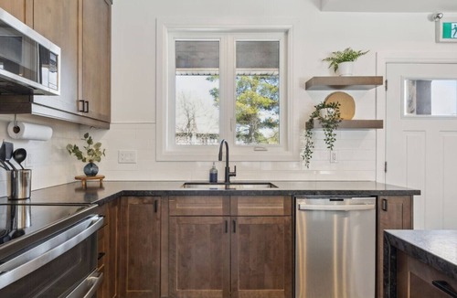 The Blue Mountains Ski Chalet | The Cottages at Blue: 21 BDR Triplex for 44 Guests