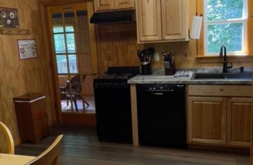 Bruceton Mills Cabin | The Cougar Cabin w/King Bed