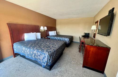 Devine Hotel | THE COUNTRY CORNER INN