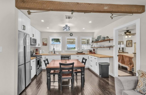 Weatherford House | The Country Cottage - Family Friendly Home just minutes from Weatherford!