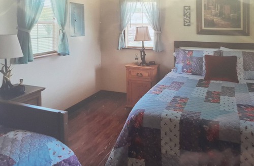 Davis Cottage | The Country Cottage with studio style layout and WiFi, AC in peaceful Davis