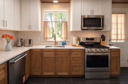 West Chicago House | The Country Haven/King Bed/Privacy/Walking Trail