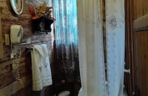 Palestine Bed & Breakfast | The Country Room at The Ranch at Walston Springs; Breakfast Included