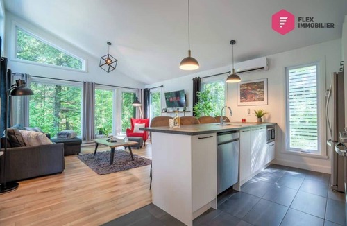 Pont-Rouge House | The Coureur de bois of Portneuf - Private hot tub