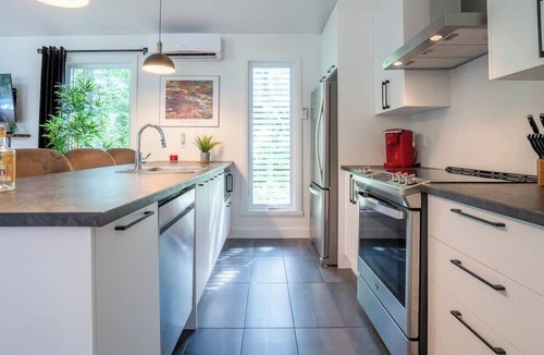 Pont-Rouge House | The Coureur de bois of Portneuf - Private hot tub