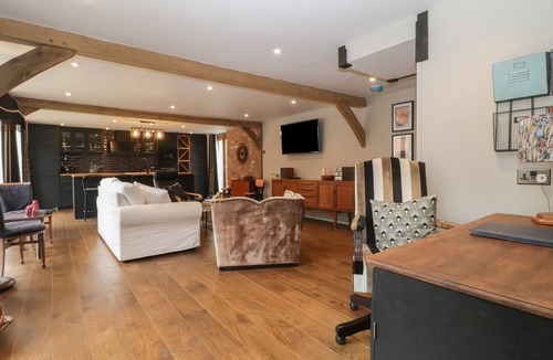 Winterborne Zelston Cottage | The Courtyard - Hilltop Barn