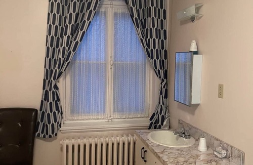 Sainte-Anne-des-Monts Hostel | The Couvent, 203 - Queen bedroom