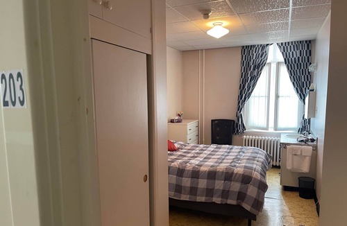 Sainte-Anne-des-Monts Hostel | The Couvent, 203 - Queen bedroom