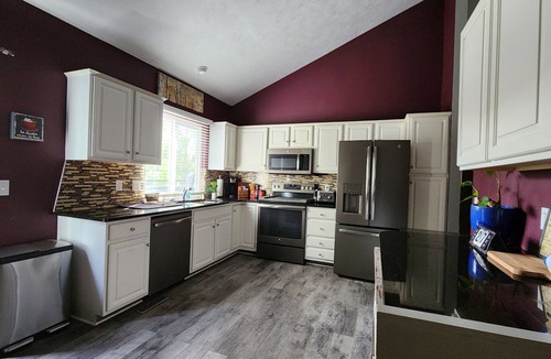 Millard House | The Cove in New Millard 3BR 2BA (Hottub, Multi-lvl Deck , Modern Split lvl)