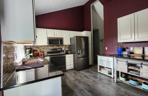 Millard House | The Cove in New Millard 3BR 2BA (Hottub, Multi-lvl Deck , Modern Split lvl)