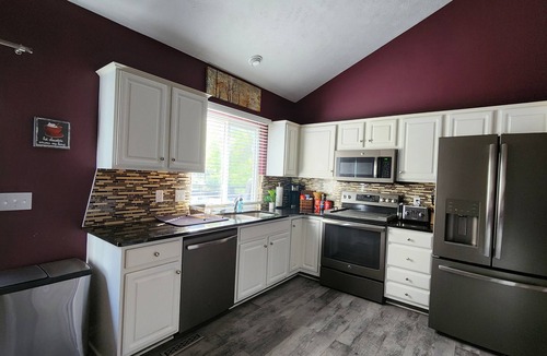 Millard House | The Cove in New Millard 3BR 2BA (Hottub, Multi-lvl Deck , Modern Split lvl)