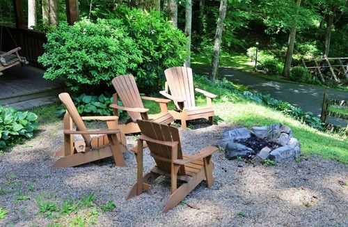 Cherokee Cabin | The Cove: Log Cabin! Pet Friendly! Fire Pit!