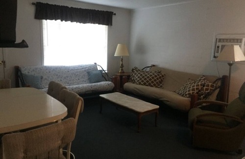 Kingsland Cabin | The Cove Suite with Picnic Area & Pet-Friendly