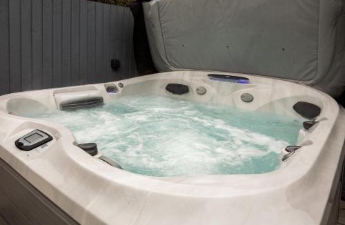 Bromsgrove House | The Cowshed - Luxury Barn with Hot Tub