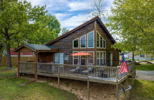 Grove Cabin | The Cowskin Cabin & Bunkhouse - Lakeview Getaway on 1/2 acre