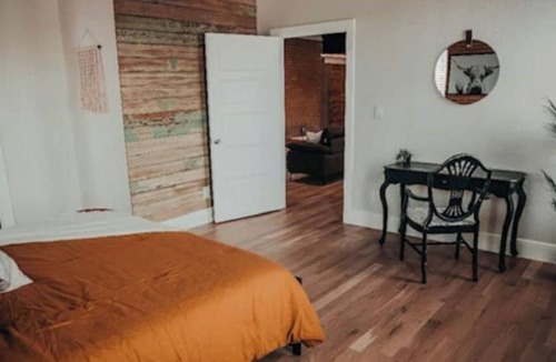 Ennis Apartment | The Cowtown Loft, Ennis