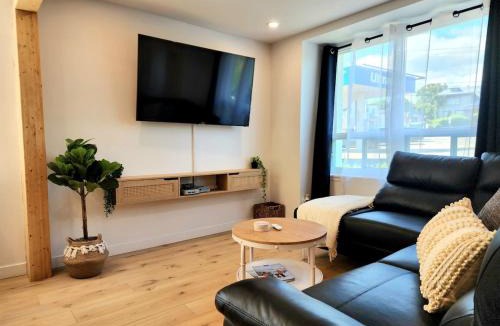Quartier 5-4 Apartment | The Coziest - Hot Tub - EV Chrger & Free Parking