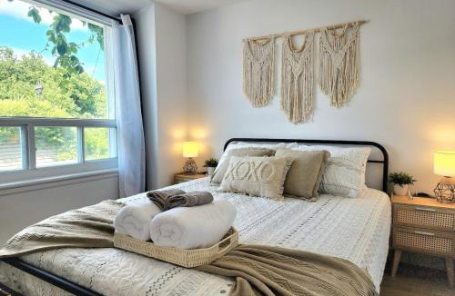 Quartier 5-4 Apartment | The Coziest - Hot Tub - EV Chrger & Free Parking
