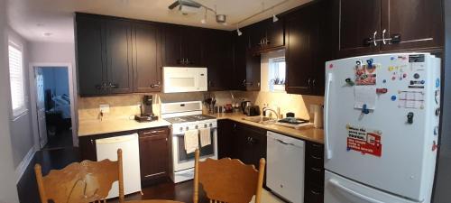 Earlscourt Apartment | The Cozy Bungalow in North York Nest