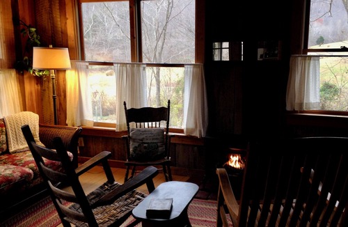 Irvine Cabin | The Cozy Cabin – Historic B&B Chestnut Log – Breakfast Included – Award-Winning