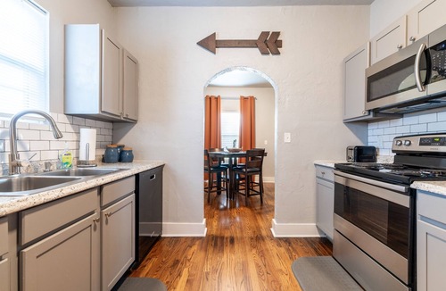 Chickasha House | The Cozy Chickasha | Fiber | Extra Parking | W/D