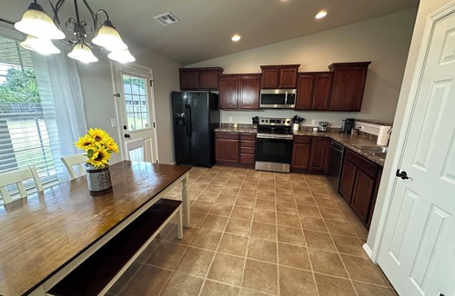 Pryor House | The Cozy Corner Spacious 3BR w/Firepit