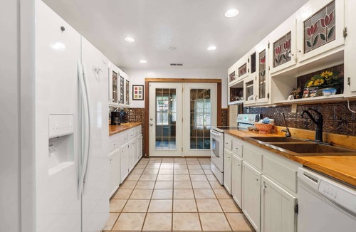 Kirbyville House | The Cozy Cottage Getaway | Private Pool & Hot Tub