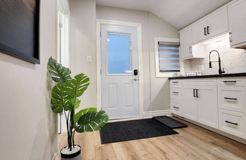 Downtown Apartment | The Cozy Cove Modern King-Bedroom Full Apartment