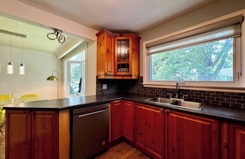 Richmond Hill House | The Cozy Crescent Comforts Stay