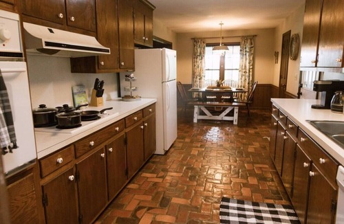 Murfreesboro House | ~ The Cozy Farmhouse ~ | Sleeps 10+ | Farm Views