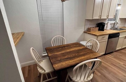 Abilene House | The Cozy Getaway Near Zoo/Expo