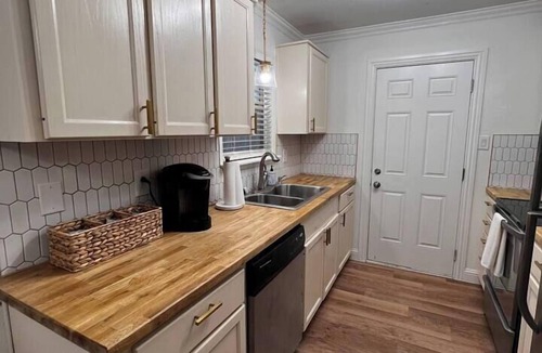Abilene House | The Cozy Getaway Near Zoo/Expo