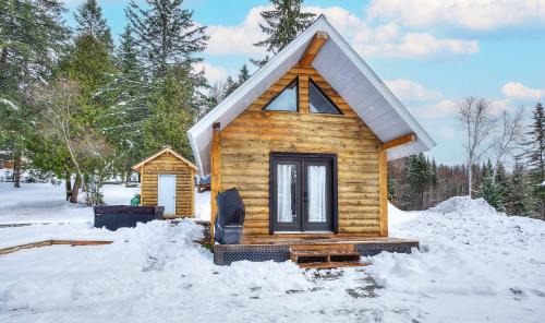 Mont-Tremblant House | The Cozy Log Cabin with Private Hot Tub