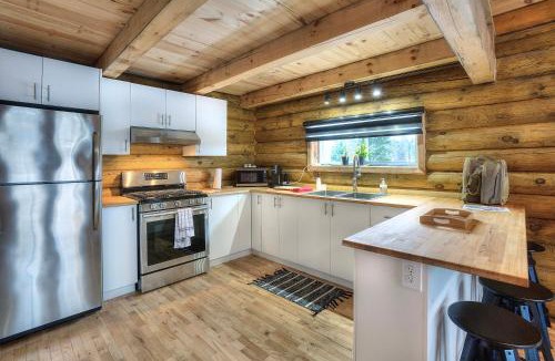 Mont-Tremblant House | The Cozy Log Cabin with Private Hot Tub