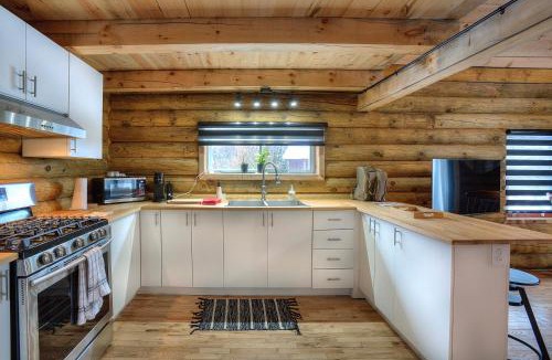 Mont-Tremblant House | The Cozy Log Cabin with Private Hot Tub