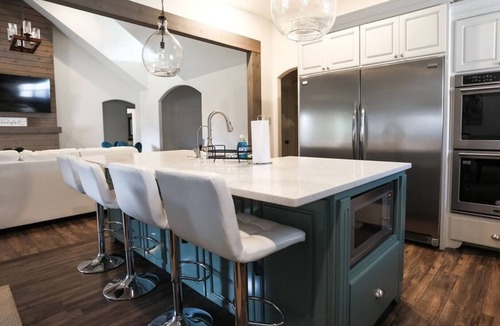 Lubbock House | The Cozy Modern 4 Bedroom