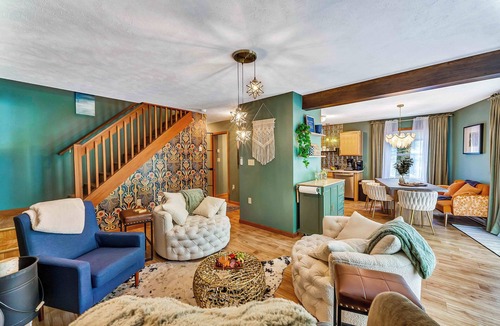 Pocono Lake House | The Cozy Owl – 3-Level Cabin Near Arrowhead Lake w/Fireplace & Firepit