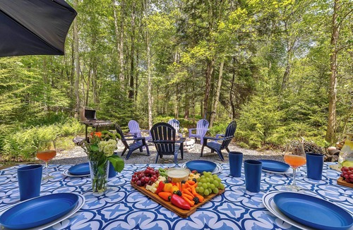 Pocono Lake House | The Cozy Owl – 3-Level Cabin Near Arrowhead Lake w/Fireplace & Firepit