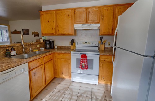 Pinetop-Lakeside Cabin | The Cozy Pinetop Cottage with hot tub