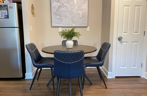 Westerville Apartment | The Cozy Queen's Flat | No Steps | Gated Community