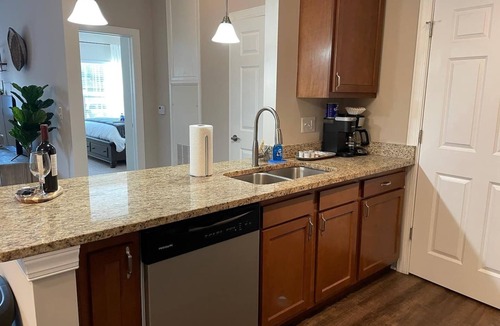 Westerville Apartment | The Cozy Queen's Flat | No Steps | Gated Community