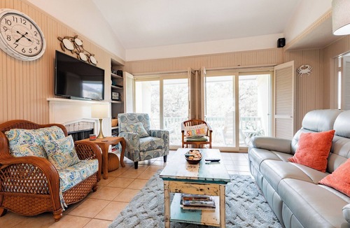 Sailhouse Apartment | The Crab Resort with a pier, tennis court and pool. Pet friendly!