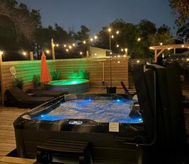 Brazos House | The Craftsman on Clay-Downtown-4 Blocks to Silos-Hot Tub and Cowboy Pool