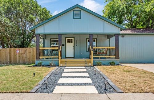 Brazos House | The Craftsman on Clay-Downtown-4 Blocks to Silos-Hot Tub and Cowboy Pool