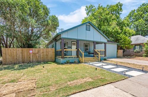Brazos House | The Craftsman on Clay-Downtown-4 Blocks to Silos-Hot Tub and Cowboy Pool